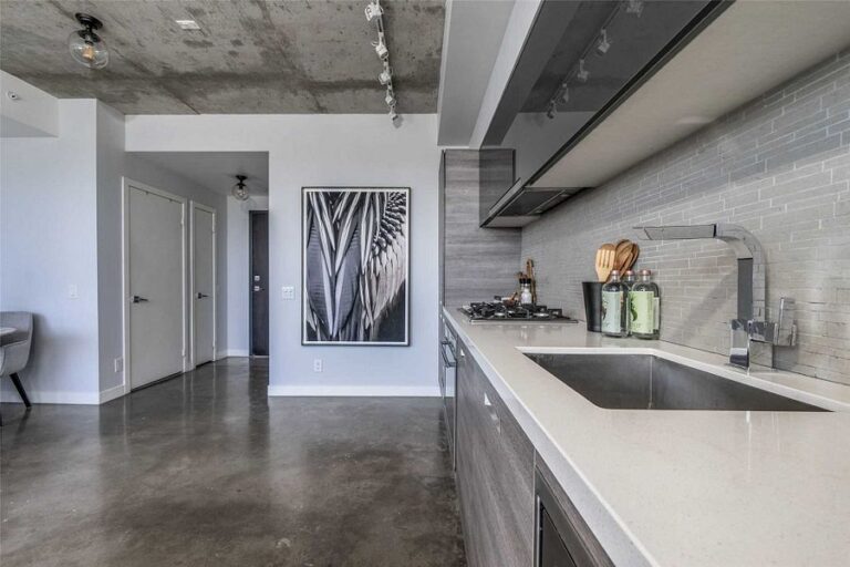 1239 Dundas W-10
