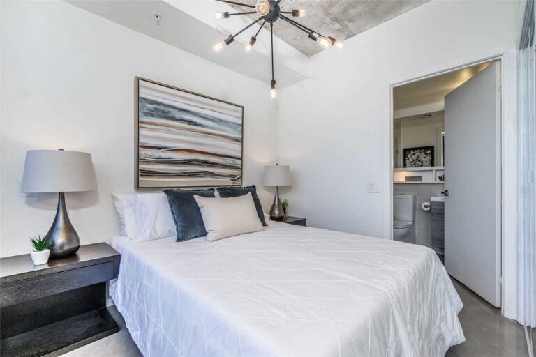 1239 Dundas W-12