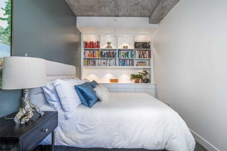 1239 Dundas W-13