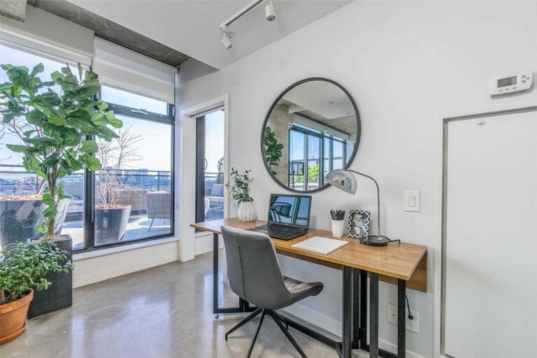 1239 Dundas W-17