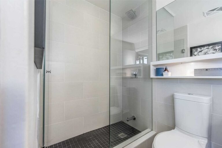 1239 Dundas W-19