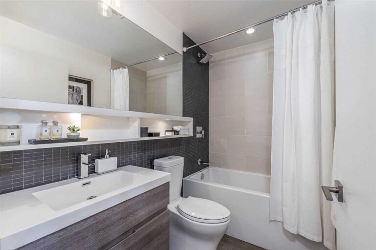1239 Dundas W-20