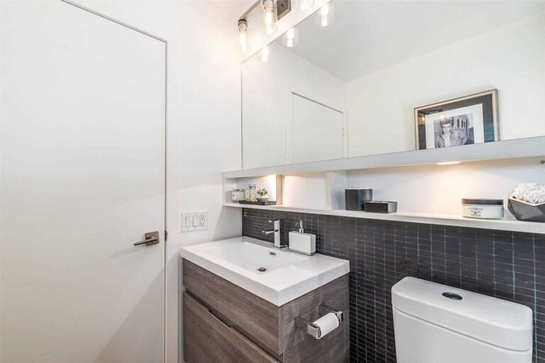 1239 Dundas W-21