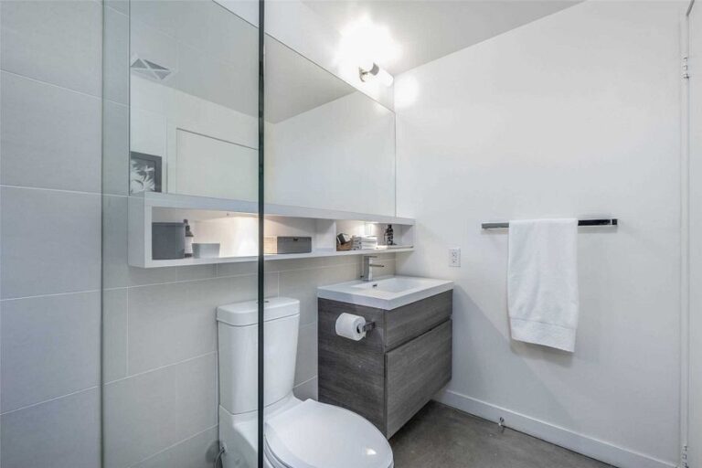 1239 Dundas W-22