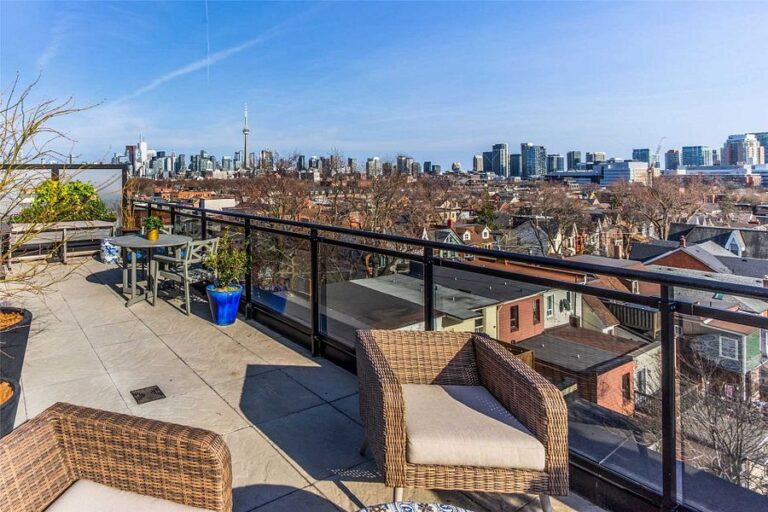 1239 Dundas W-23