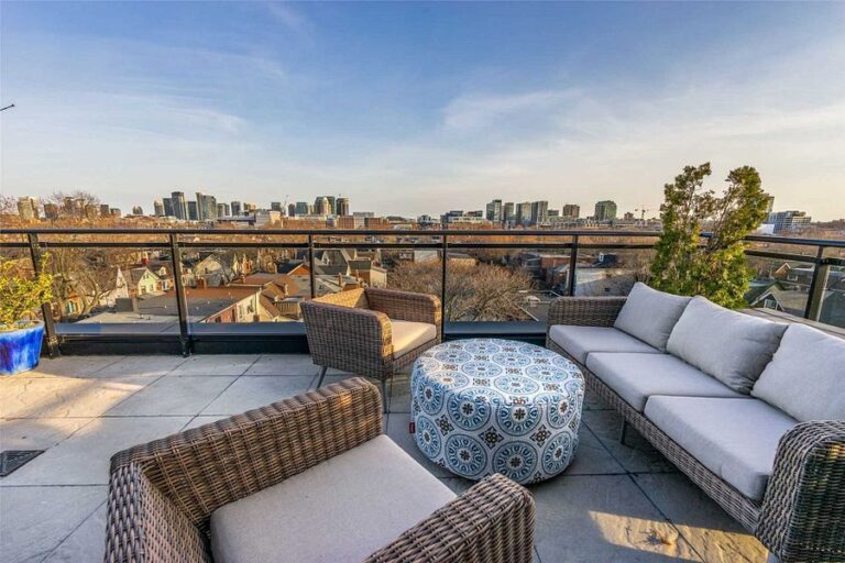 1239 Dundas W-29