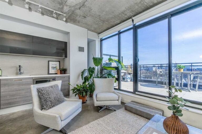1239 Dundas W-3
