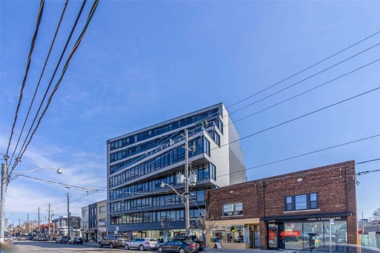 1239 Dundas W-32