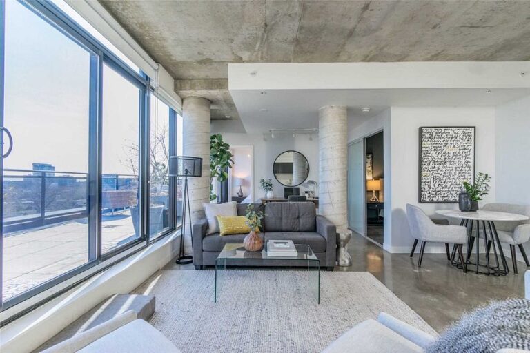 1239 Dundas W-4