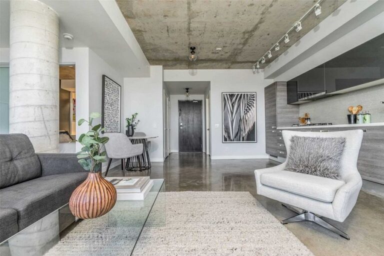 1239 Dundas W-5