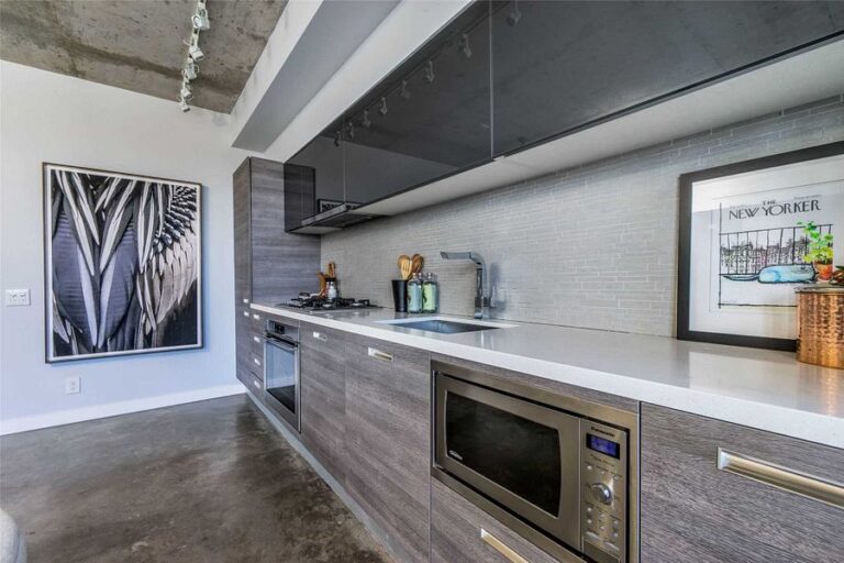 1239 Dundas W-8