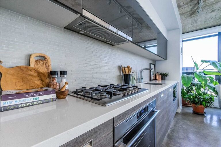 1239 Dundas W-9