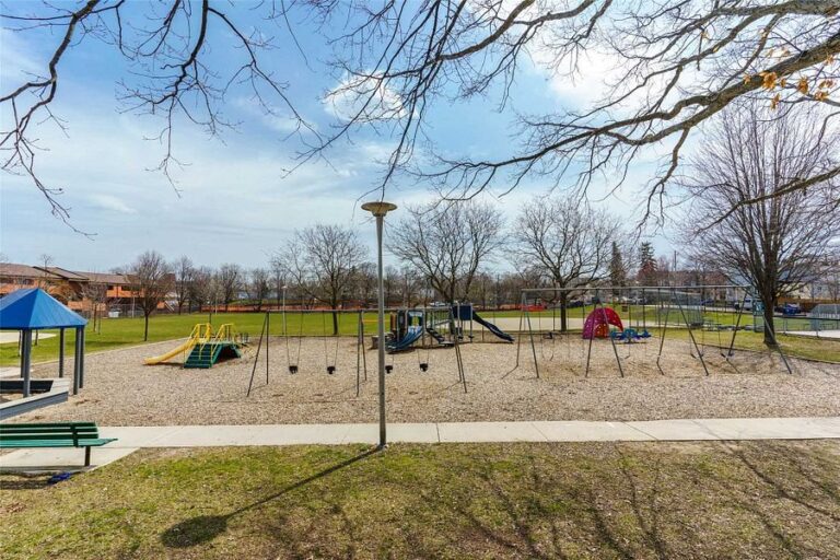 86 Stephenson Ave-36